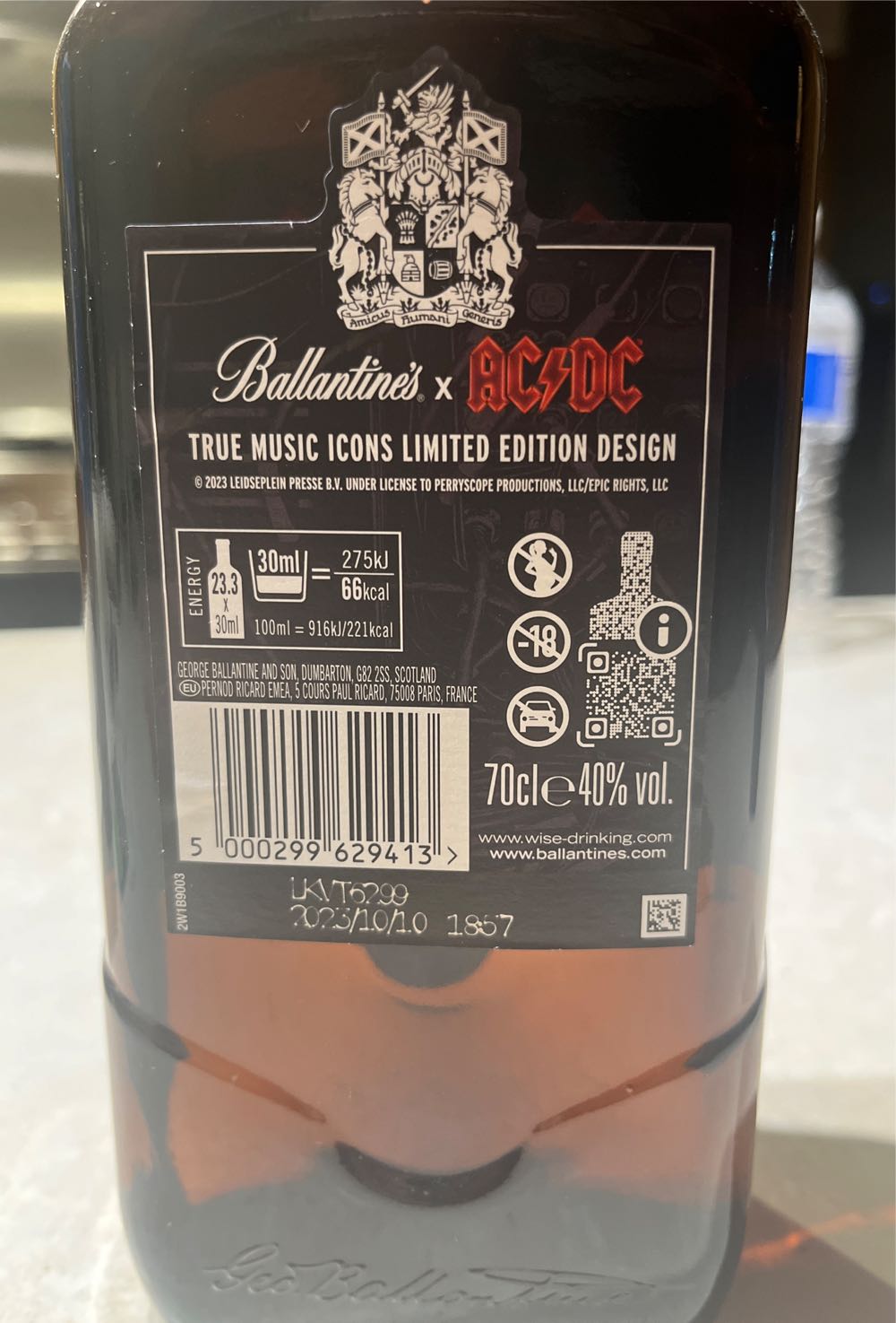 Ballantine’s Finest Ac Dc Edition Whisky Ac Dc Limited Edition 07l 40% 07l Ballantines Blended Ac Dc Scotch And  alcohol collectible [Barcode 5000299629413] - Main Image 2
