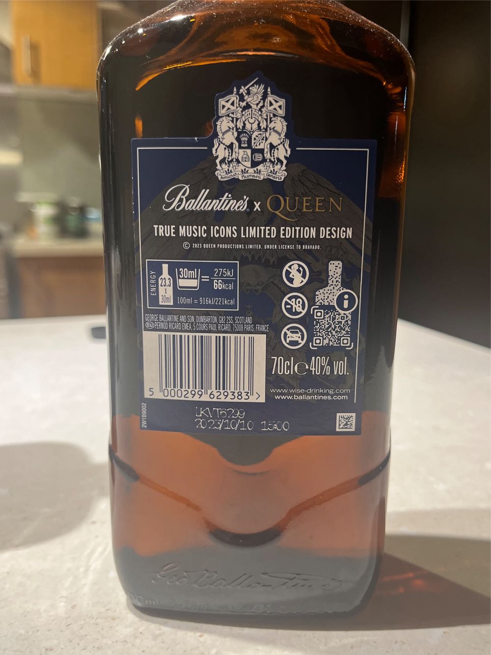 Ballantines Finest Queen Edition Whisky Ballantine’s Limited True Music Icons  alcohol collectible [Barcode 5000299629383] - Main Image 2