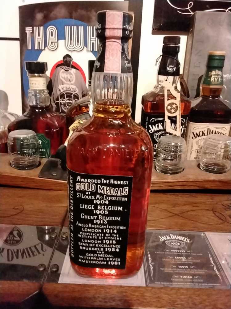 Jack Daniel  Fake Glossy Seal 750 ML 1986 - Tennessee Sour Mash Whiskey (750 mL) alcohol collectible - Main Image 2