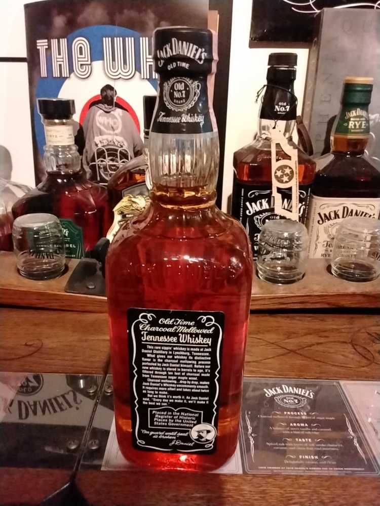 Jack Daniel  Fake Glossy Seal 750 ML 1986 - Tennessee Sour Mash Whiskey (750 mL) alcohol collectible - Main Image 3