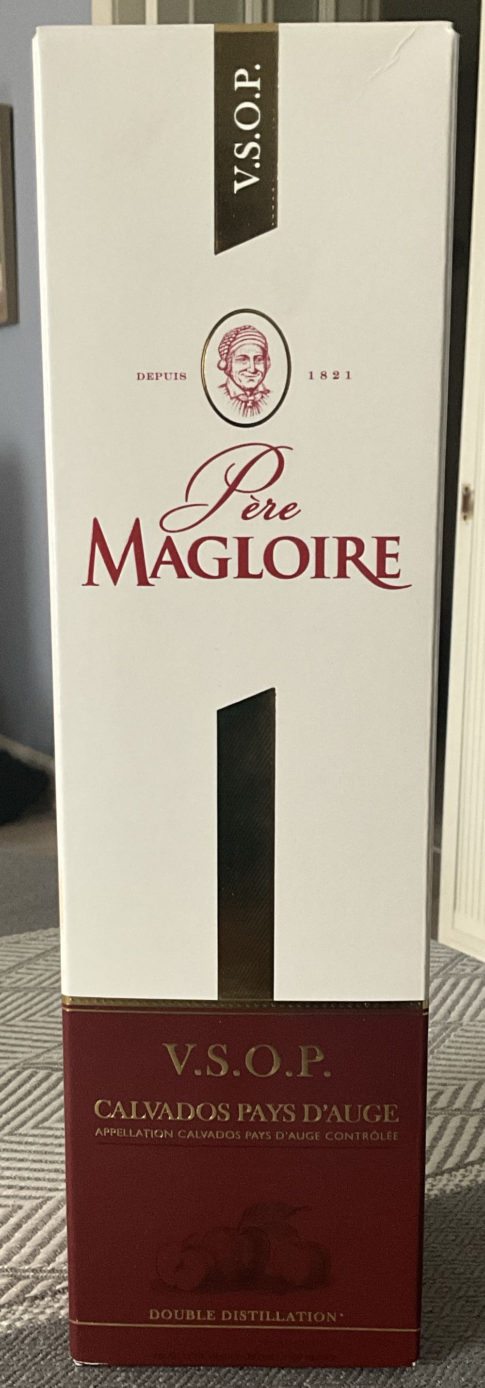 Pere Magloire VSOP Calvados Pays Dauge  (0.7 L) alcohol collectible - Main Image 2