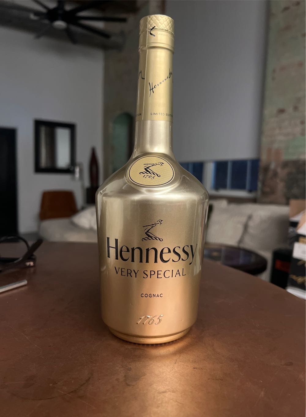 Hennessy Gold Bottle Edition Vs 750 Ml Cognac Limited 750ml - Ja Hennessy (750 mL) alcohol collectible [Barcode 081753840532] - Main Image 2