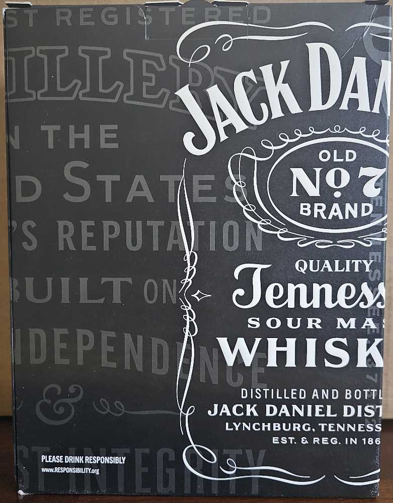 Jack Daniel’s Gift Set - Jack Daniel Distillery (750 mL) alcohol collectible [Barcode 8582101717718] - Main Image 2