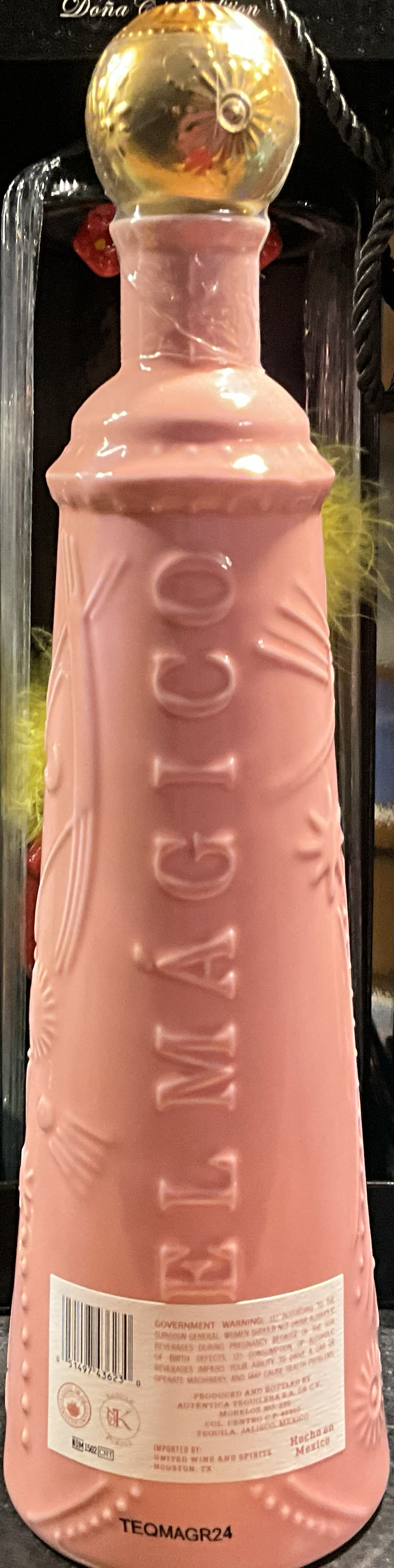 El Magico Tequila - Reposado Pink Ceramic With Raised Letters - Autentica Tequilera SA De CV (750 mL) alcohol collectible [Barcode 051497436230] - Main Image 2