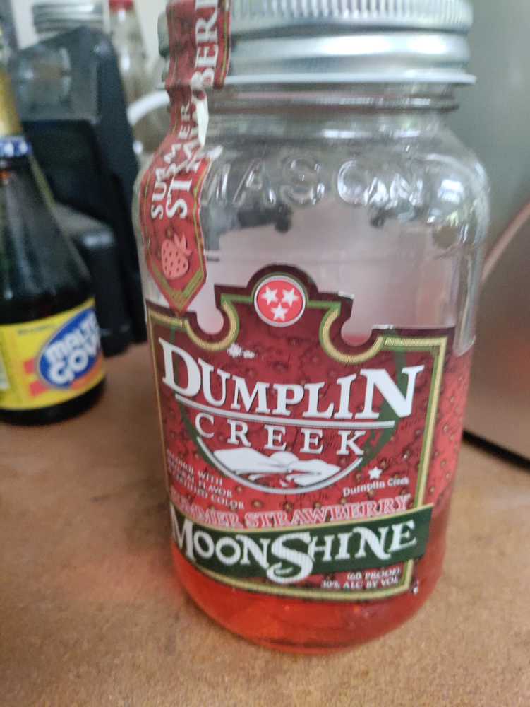 Dumplin Creek Strawberry 750ml - Dumplin Creek alcohol collectible [Barcode 019962095542] - Main Image 2