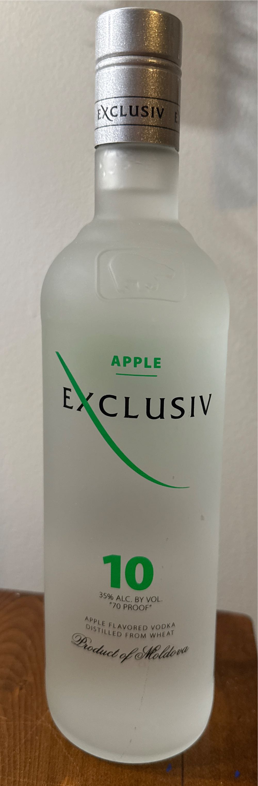 Exclusiv Apple Vodka  (750 mL) alcohol collectible [Barcode 699733001646] - Main Image 2