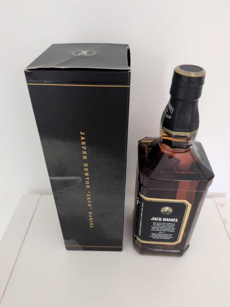 Master Distiller No.1 1l  (1000 mL) alcohol collectible - Main Image 2
