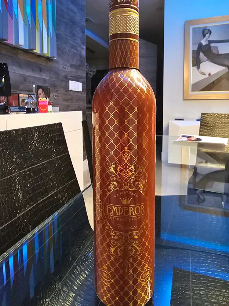 Emperor Vodka Emperor Chocolate Vodka Chocolate 38% 70cl 700ml Superior  (700 mL) alcohol collectible [Barcode 5060733251112] - Main Image 2
