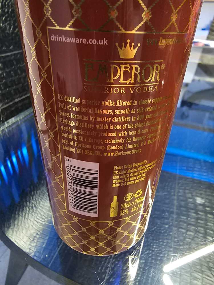 Emperor Vodka Emperor Chocolate Vodka Chocolate 38% 70cl 700ml Superior  (700 mL) alcohol collectible [Barcode 5060733251112] - Main Image 3