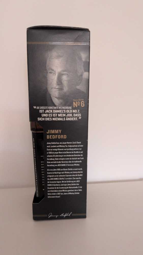 Master Distiller #6 + Glas  (700 mL) alcohol collectible - Main Image 2