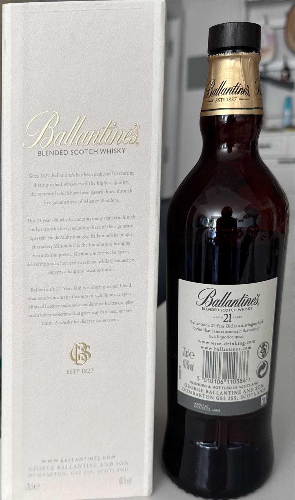 Ballantine’s Blended Scotch Whiskey Aged 21 Years  (750 mL) alcohol collectible [Barcode 5010106110393] - Main Image 2