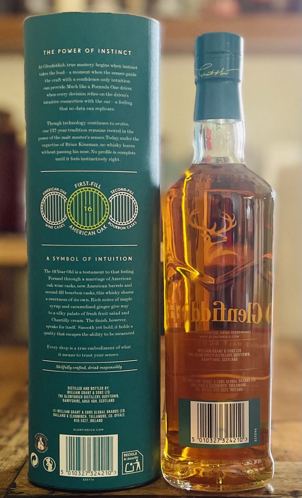 GLENFIDDICH 16y Aston Martin Formula One Team Single Malt Scotch Whisky - The Glenfiddich Distillery (700 mL) alcohol collectible [Barcode 5010327324210] - Main Image 2