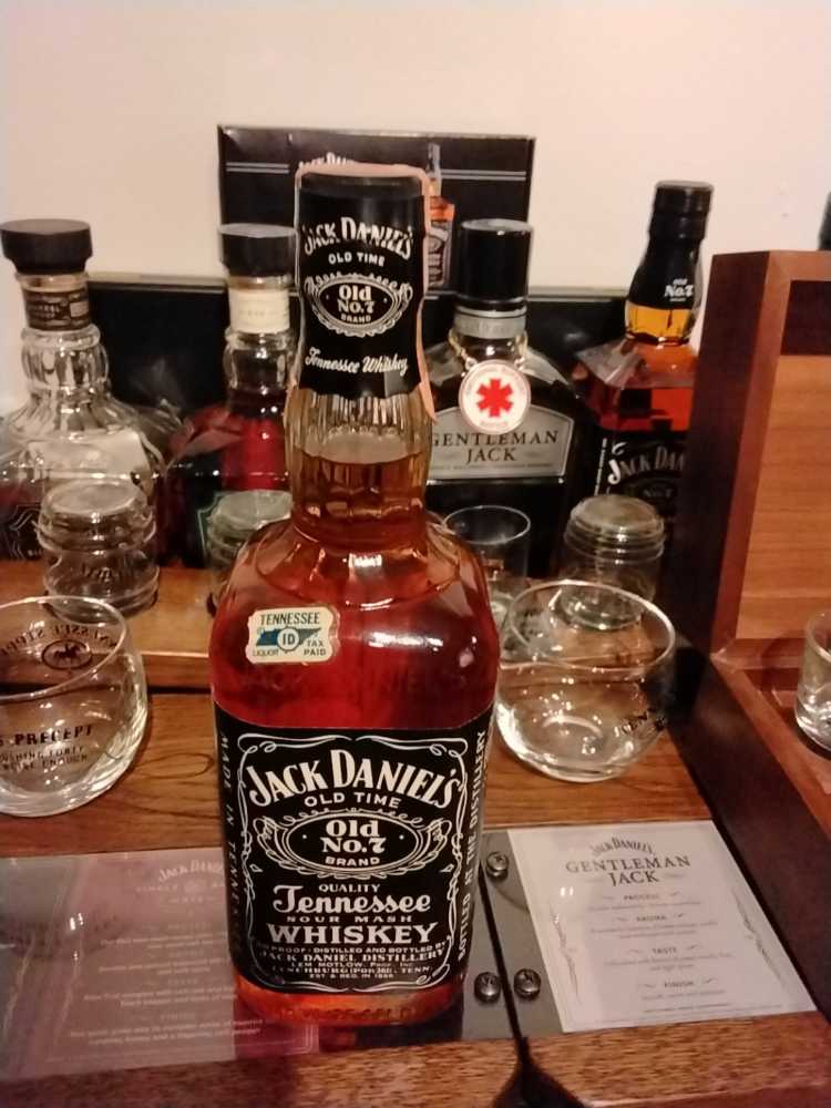 Wooden Box Gift Set with Shot Glasses 1982 - Jack Daniel Distillery (750 mL) alcohol collectible - Main Image 3
