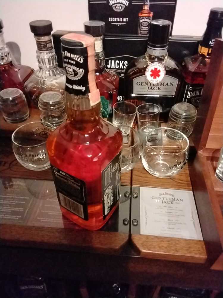 Wooden Box Gift Set with Shot Glasses 1982 - Jack Daniel Distillery (750 mL) alcohol collectible - Main Image 4