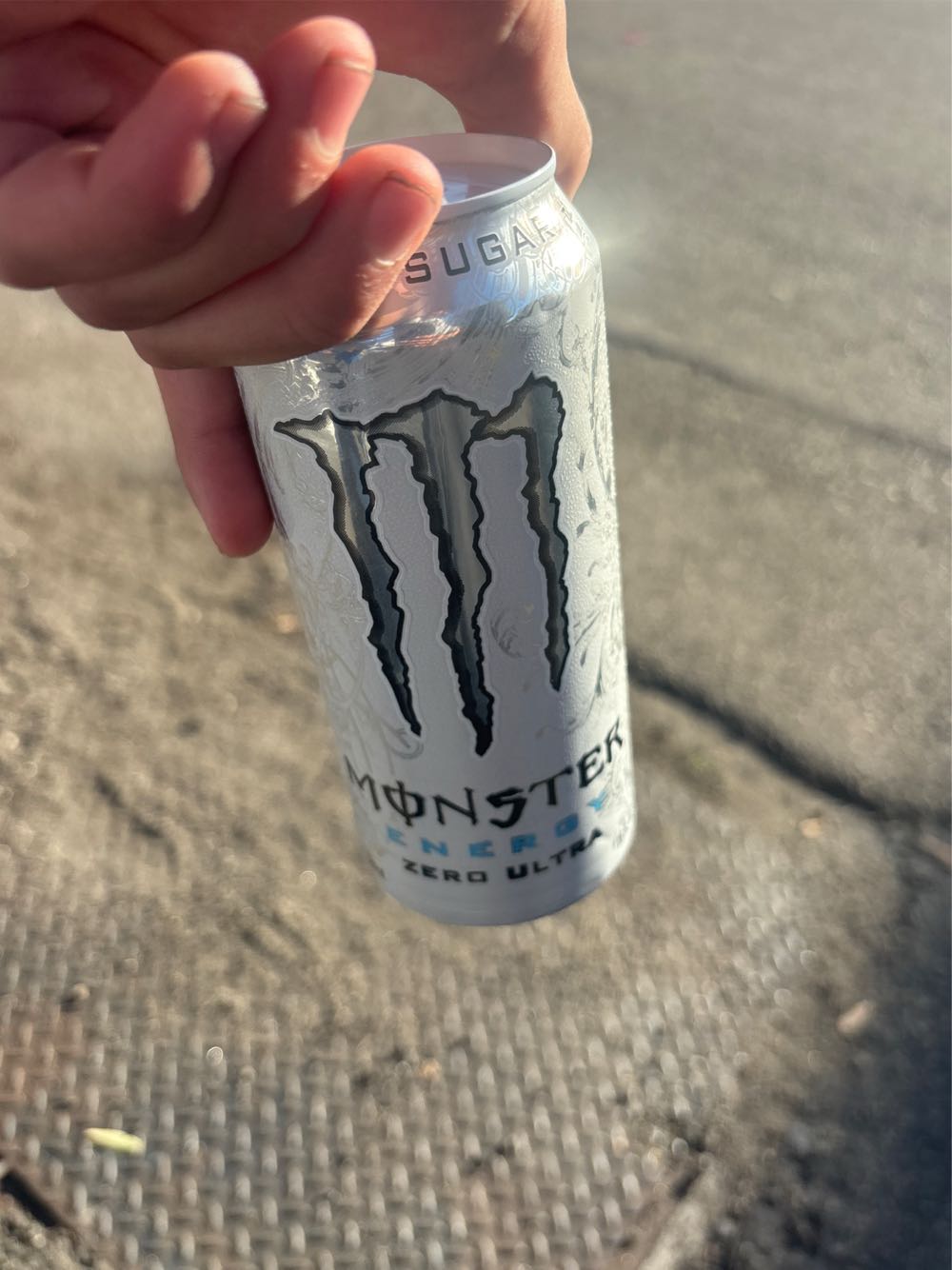 Monster Ultra White Usa 473ml 16oz Silver Top Full Full Call Of Duty Promo Black Ops  alcohol collectible [Barcode 070847012474] - Main Image 2