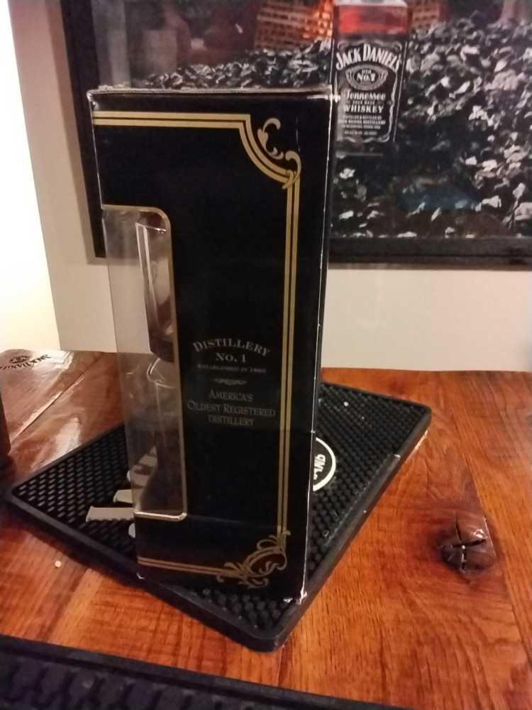 Gold Label 1.75 Gift Box 2004 - Jack Daniel Distillery (1.75 L) alcohol collectible - Main Image 3