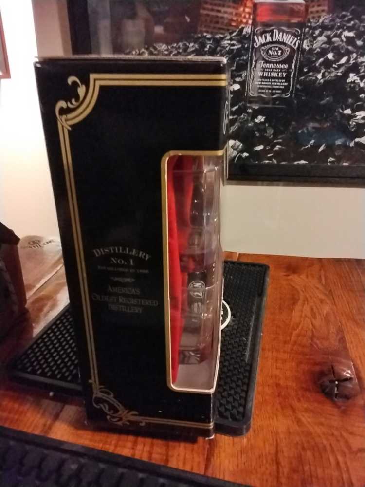 Gold Label 1.75 Gift Box 2004 - Jack Daniel Distillery (1.75 L) alcohol collectible - Main Image 4