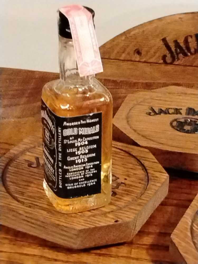 Jack Daniels 50 Mil 1977  - Jack Daniel Distillery (50 mL) alcohol collectible - Main Image 4