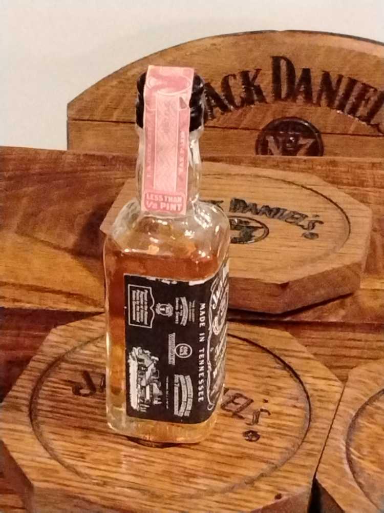 Jack Daniels 50 Mil 1976 - Jack Daniel Distillery (50 mL) alcohol collectible - Main Image 2