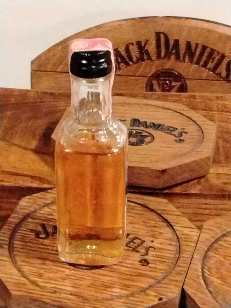Jack Daniels 50 Mil 1976 - Jack Daniel Distillery (50 mL) alcohol collectible - Main Image 3
