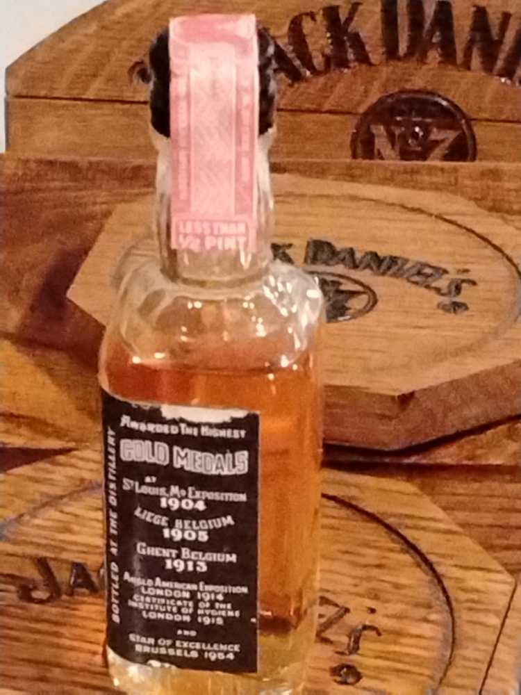 Jack Daniels 50 Mil 1976 - Jack Daniel Distillery (50 mL) alcohol collectible - Main Image 4