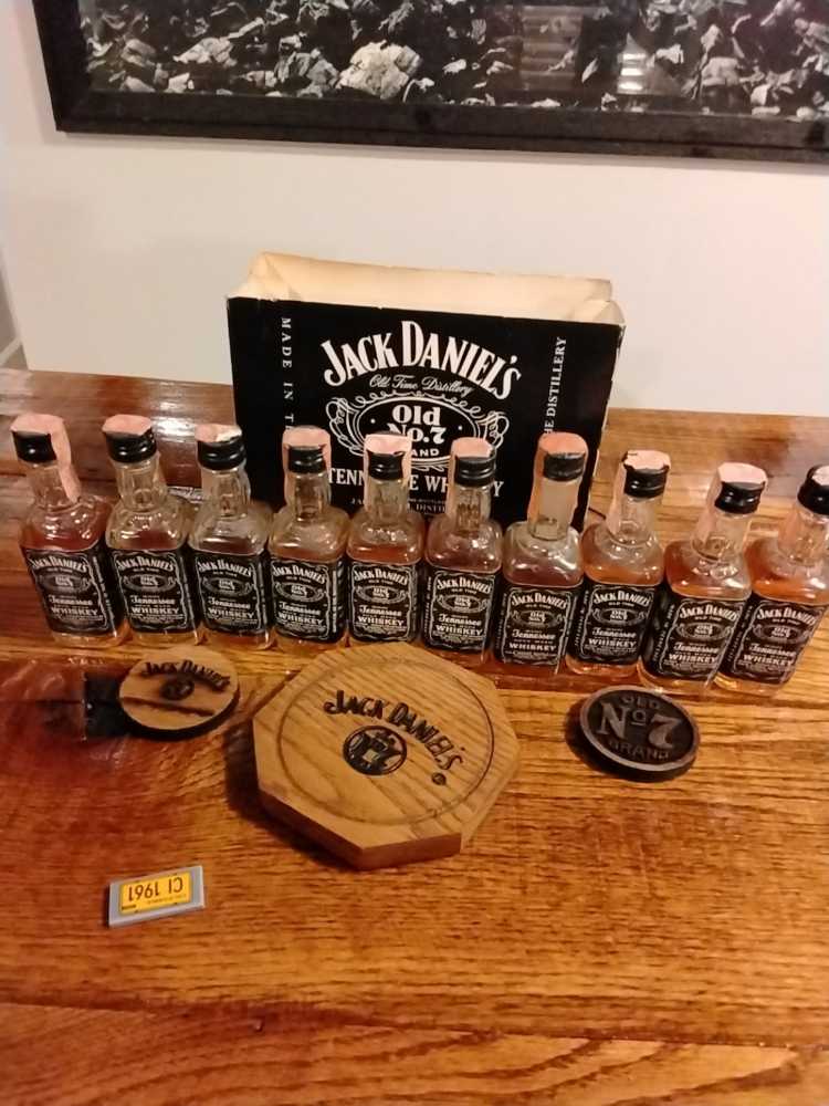 Jack Daniels 50 Mil 10 Pack 1968 - Jack Daniel Distillery (50 mL) alcohol collectible - Main Image 2