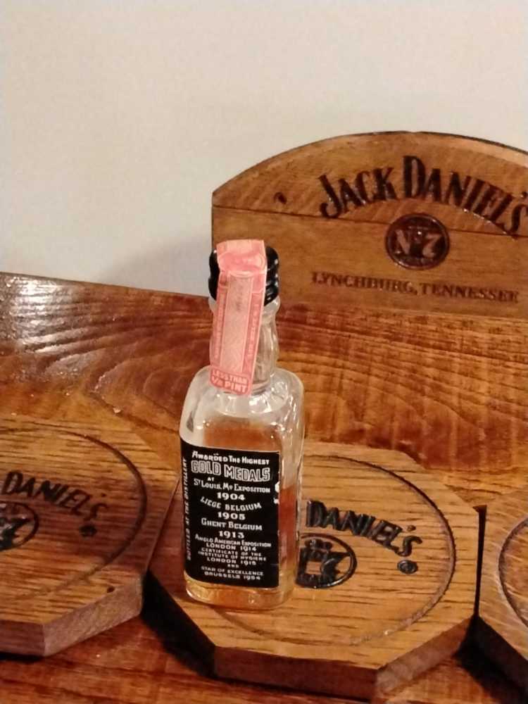 Jack Daniels 50 Mil 1972 - Jack Daniel Distillery (50 mL) alcohol collectible - Main Image 2