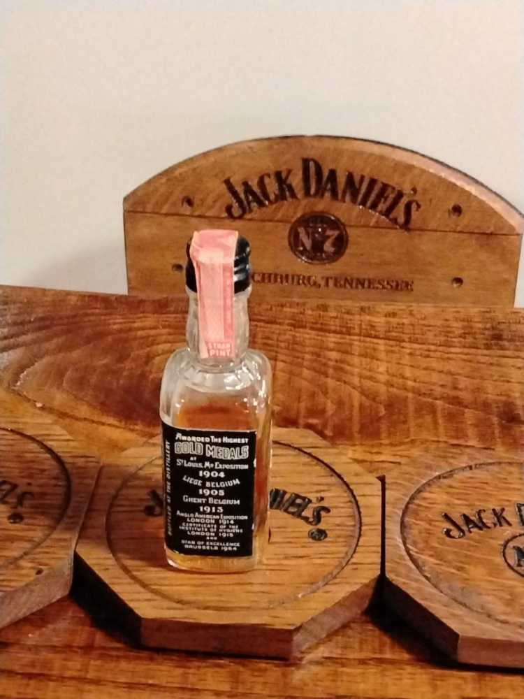 Jack Daniels 50 Mil 1973 - Jack Daniel Distillery (50 mL) alcohol collectible - Main Image 2