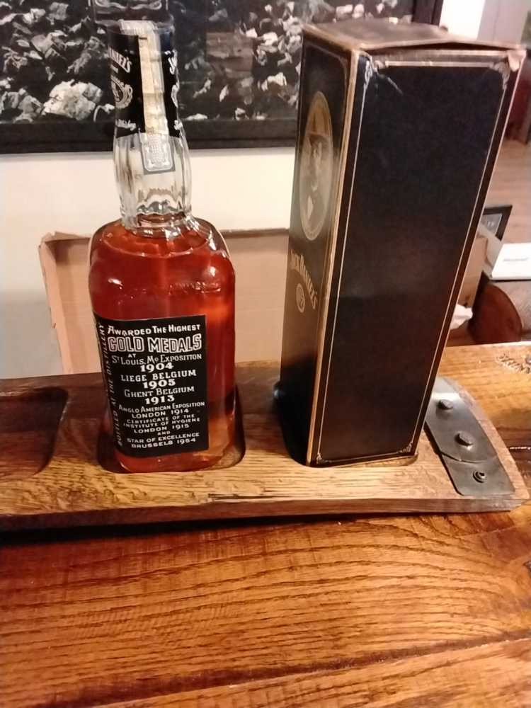 Black Label 750 Mil 1979 - Jack Daniel Distillery (750 mL) alcohol collectible - Main Image 2