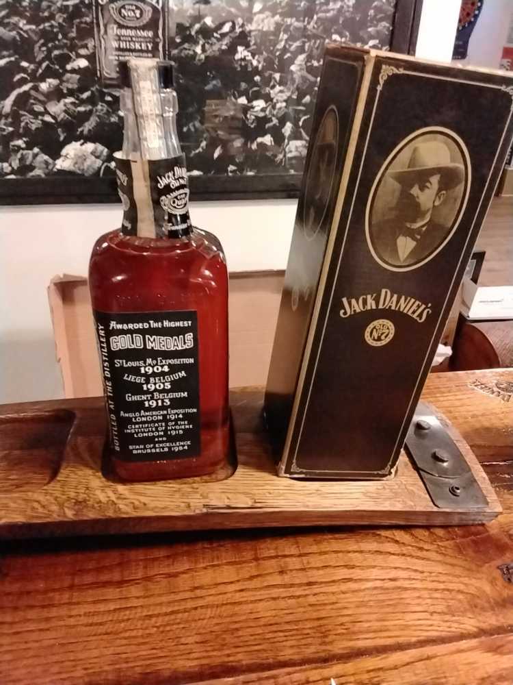 Black Label 1 Qt 1972 - Jack Daniel Distillery (48 FL OZ) alcohol collectible - Main Image 2