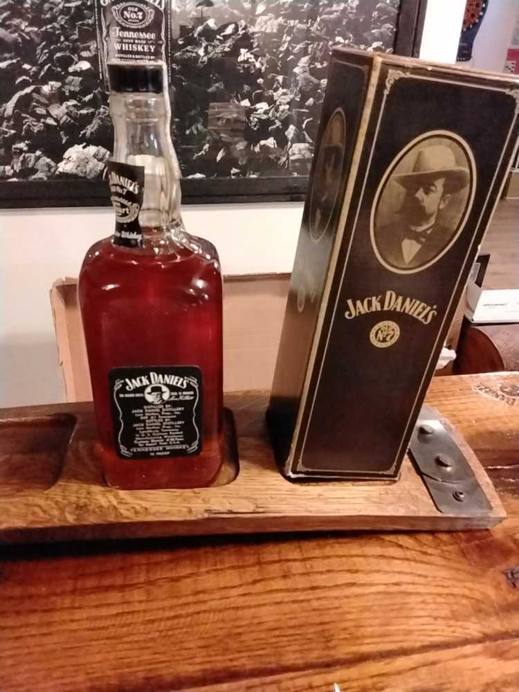 Black Label 1 Qt 1972 - Jack Daniel Distillery (48 FL OZ) alcohol collectible - Main Image 3