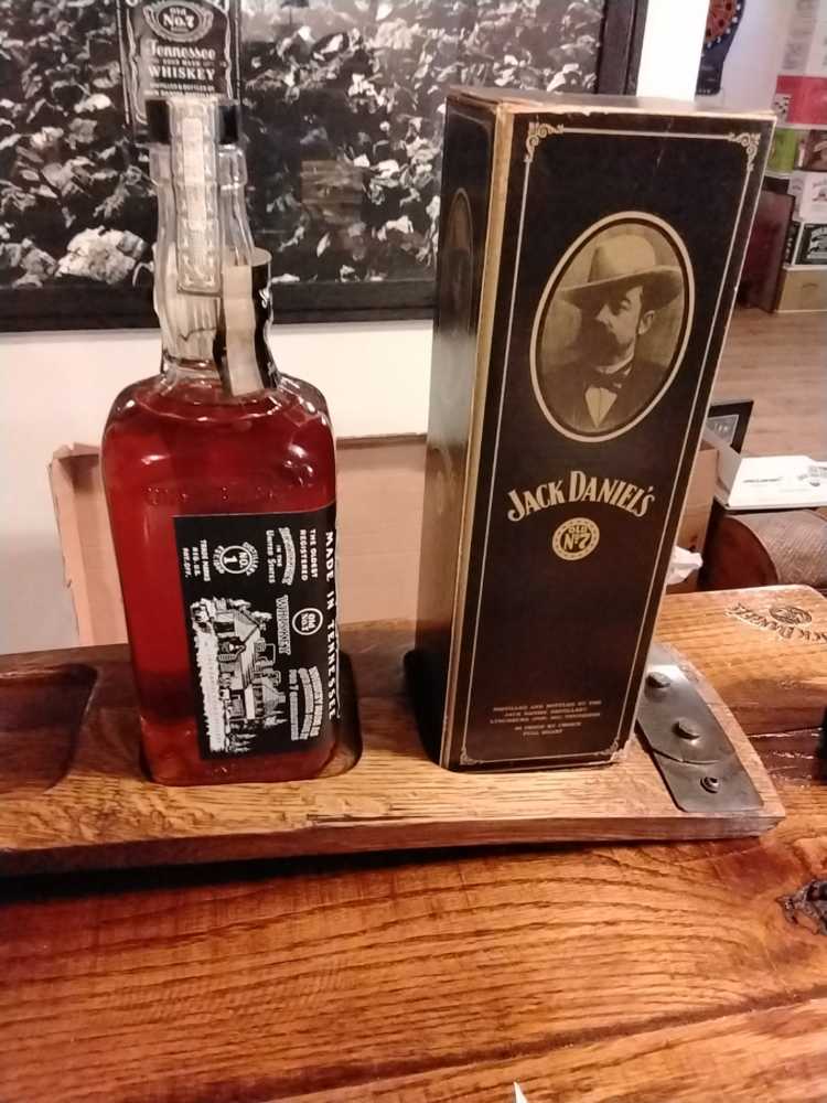 Black Label 1 Qt 1972 - Jack Daniel Distillery (48 FL OZ) alcohol collectible - Main Image 4