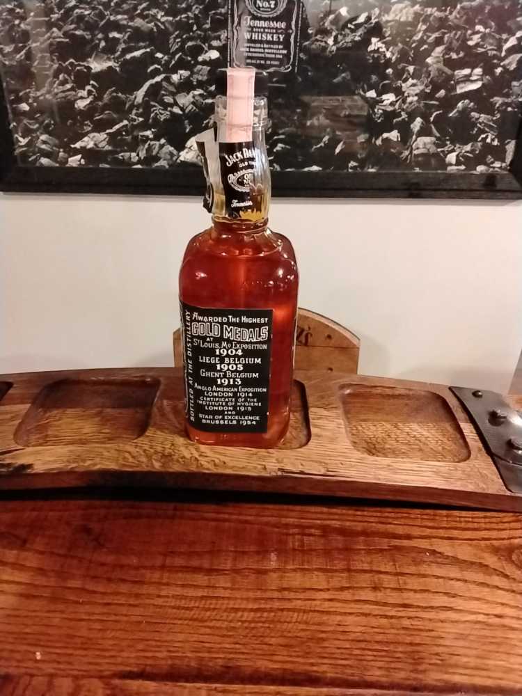 Black Label 750 Mil 1981 - Jack Daniel Distillery (750 mL) alcohol collectible - Main Image 2