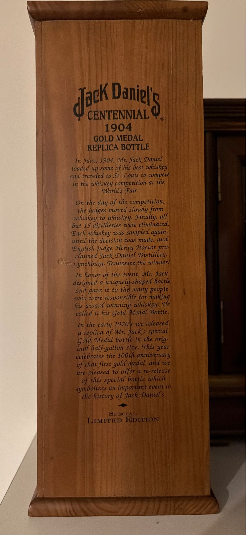 Jack Daniels Gold Medal 1904 Replica - Jack Daniels Distillery (1.75 L) alcohol collectible - Main Image 2