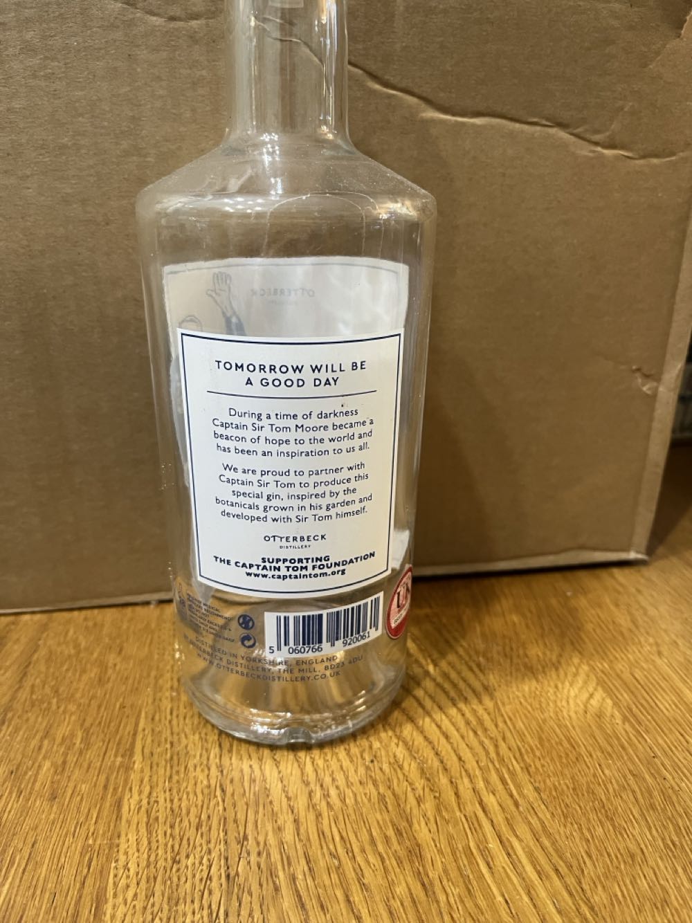 Captain Sir Toms London Dry Gin - Otterbeck distillery (700 mL) alcohol collectible [Barcode 5060766920061] - Main Image 2