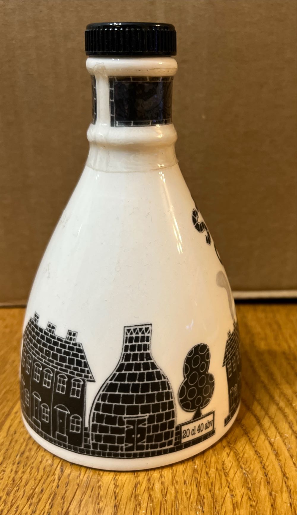 Stokie Oatcake Gin - Moorland Pottery (Stoke-on-Trent, Staffordshire, UK) (20 mL) alcohol collectible - Main Image 3