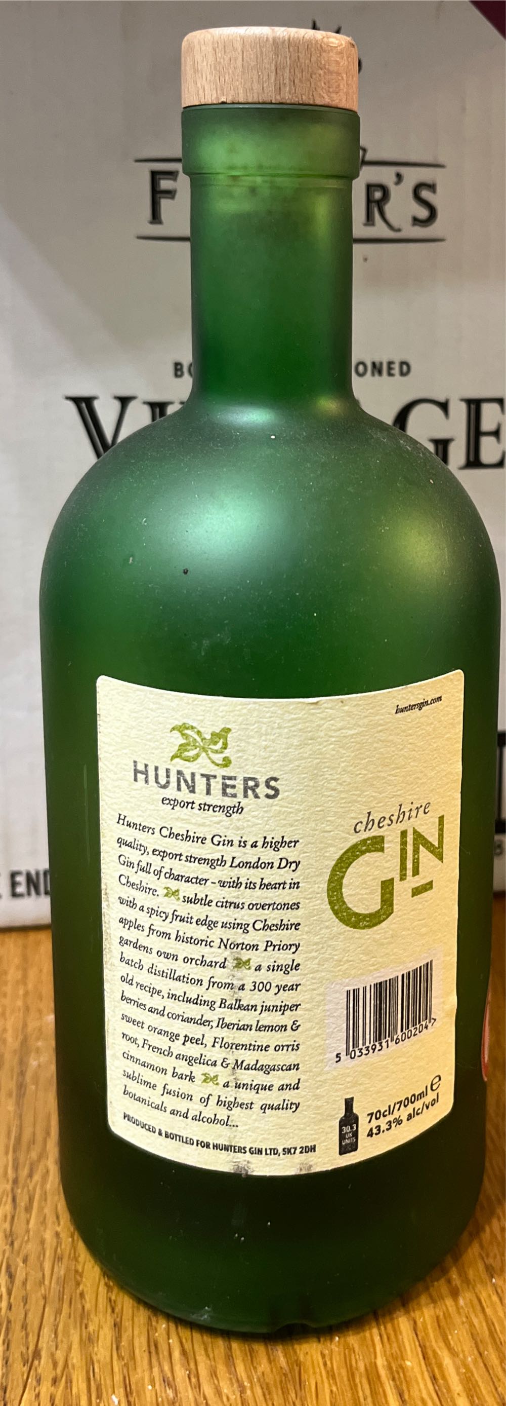 Hunters Export Strength Cheshire Gin - Hunters Gin (700 mL) alcohol collectible [Barcode 5033931600204] - Main Image 2
