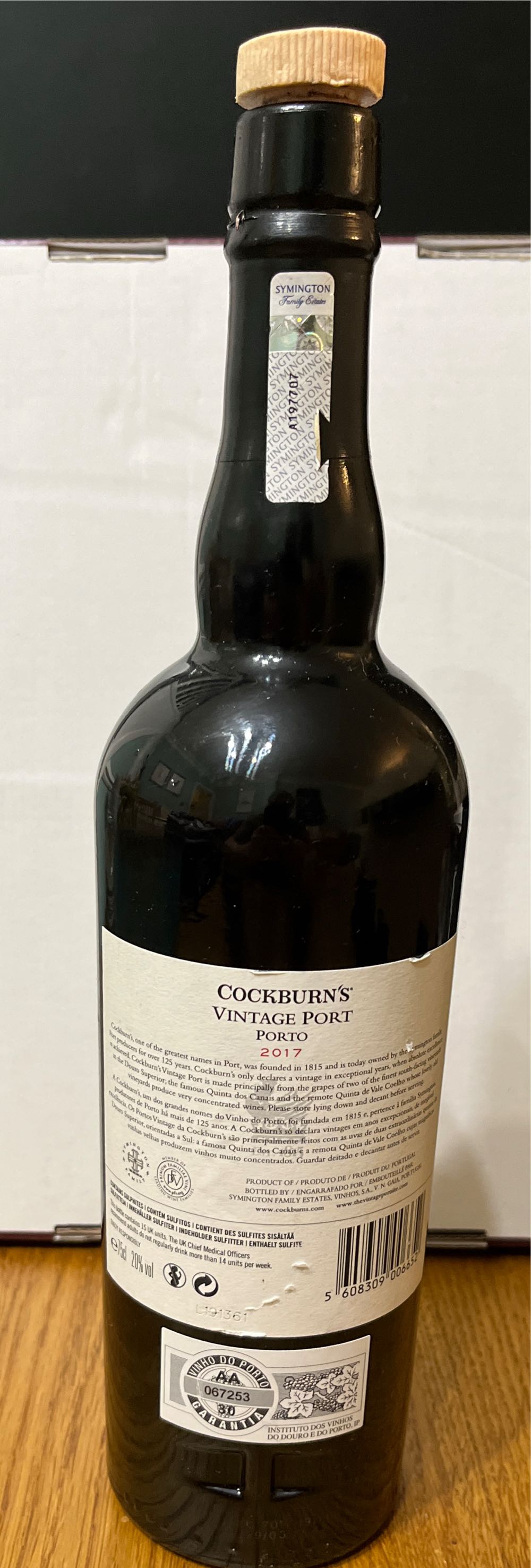 Cockburns Vintage Port Porto Cockburn’s Vintage Vintage 2017 - Cockburns (750 mL) alcohol collectible [Barcode 5608309006652] - Main Image 2