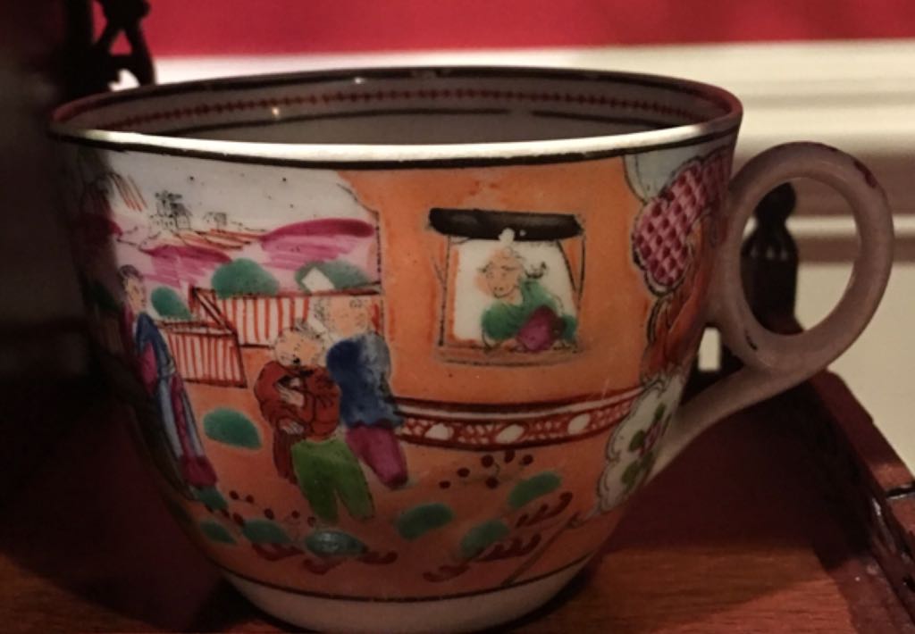 青花八宝缠枝莲纹天球瓶