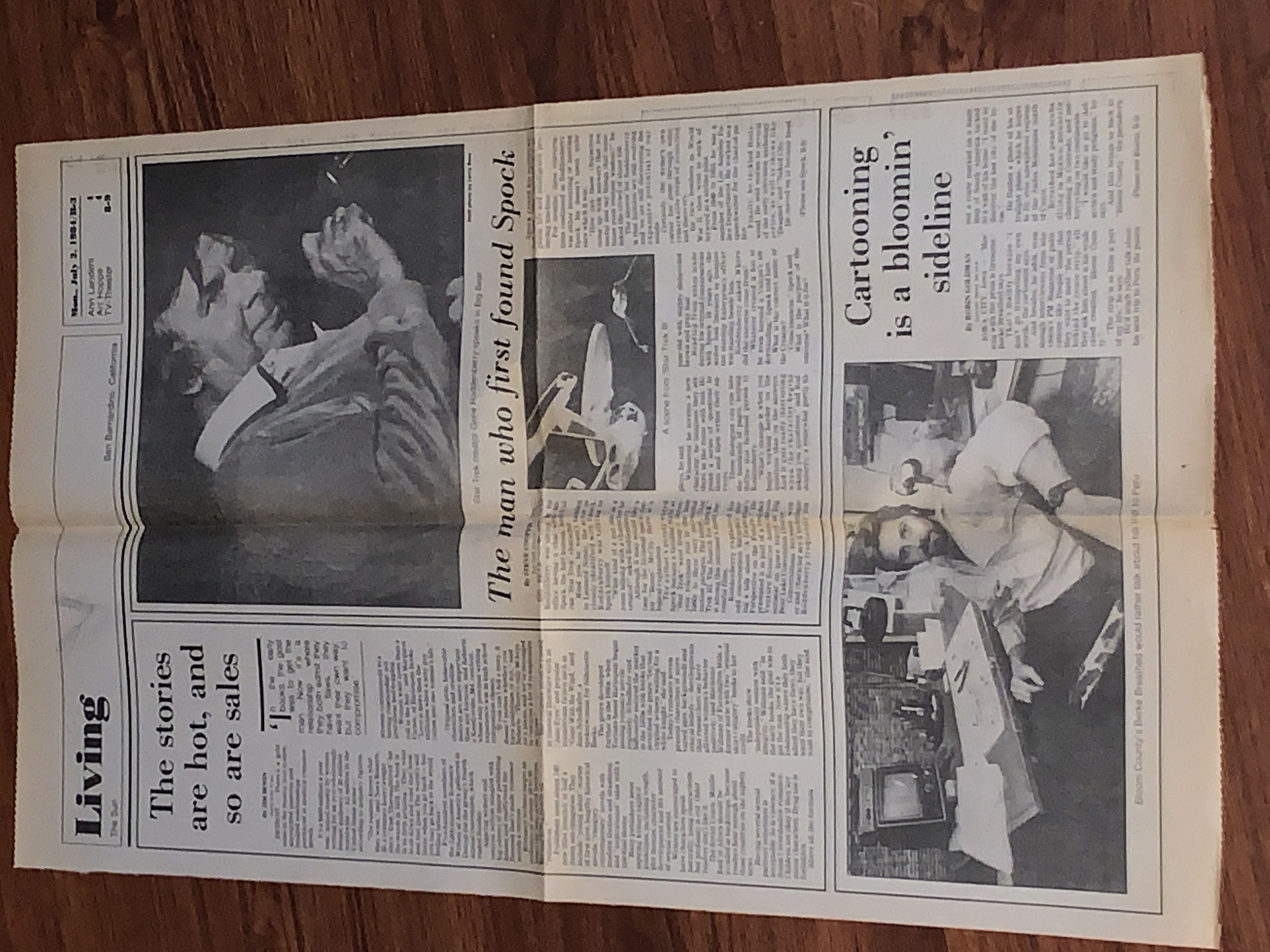 珊瑚地描金开光四季花四方瓶