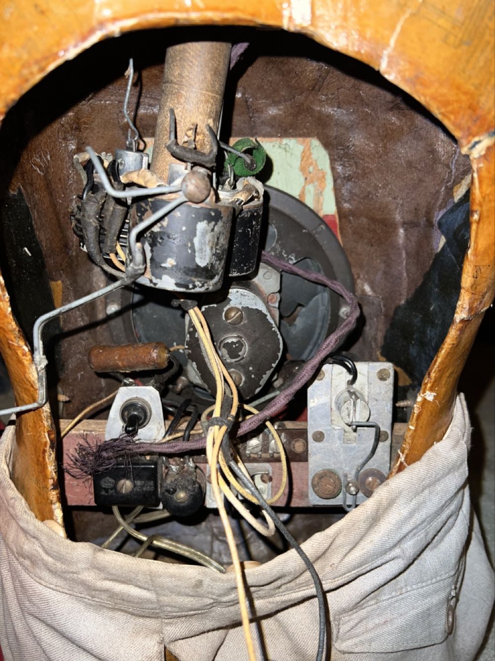 Insull Animatronic Speaker In Body - Leonard Insull art collectible - Main Image 2