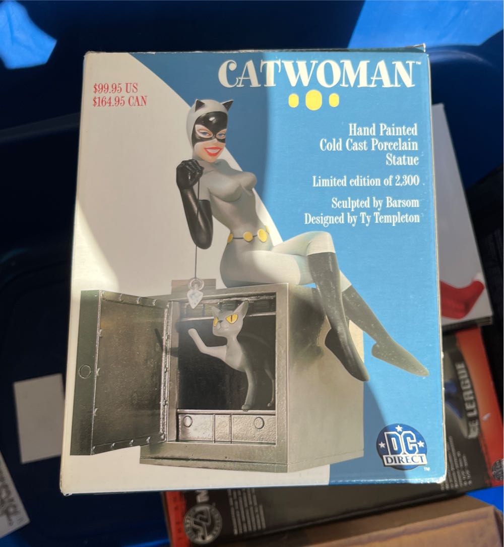 Catwoman Animated Statue  art collectible [Barcode 761941233307] - Main Image 3