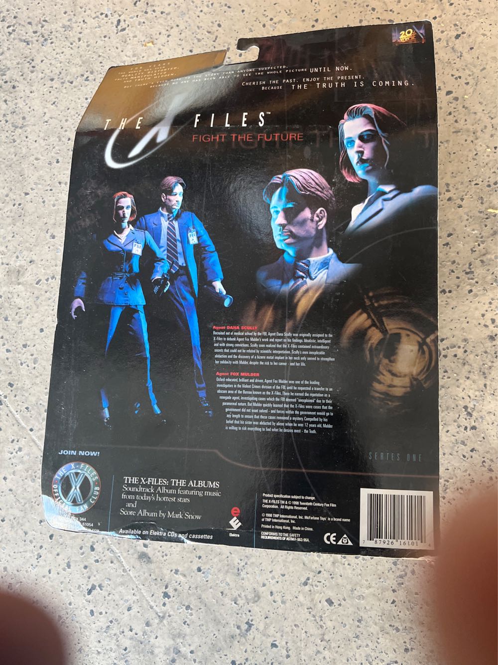 The X-files Series 1 Fox Mulder Action Figure W Corpse  art collectible [Barcode 787926161014] - Main Image 2