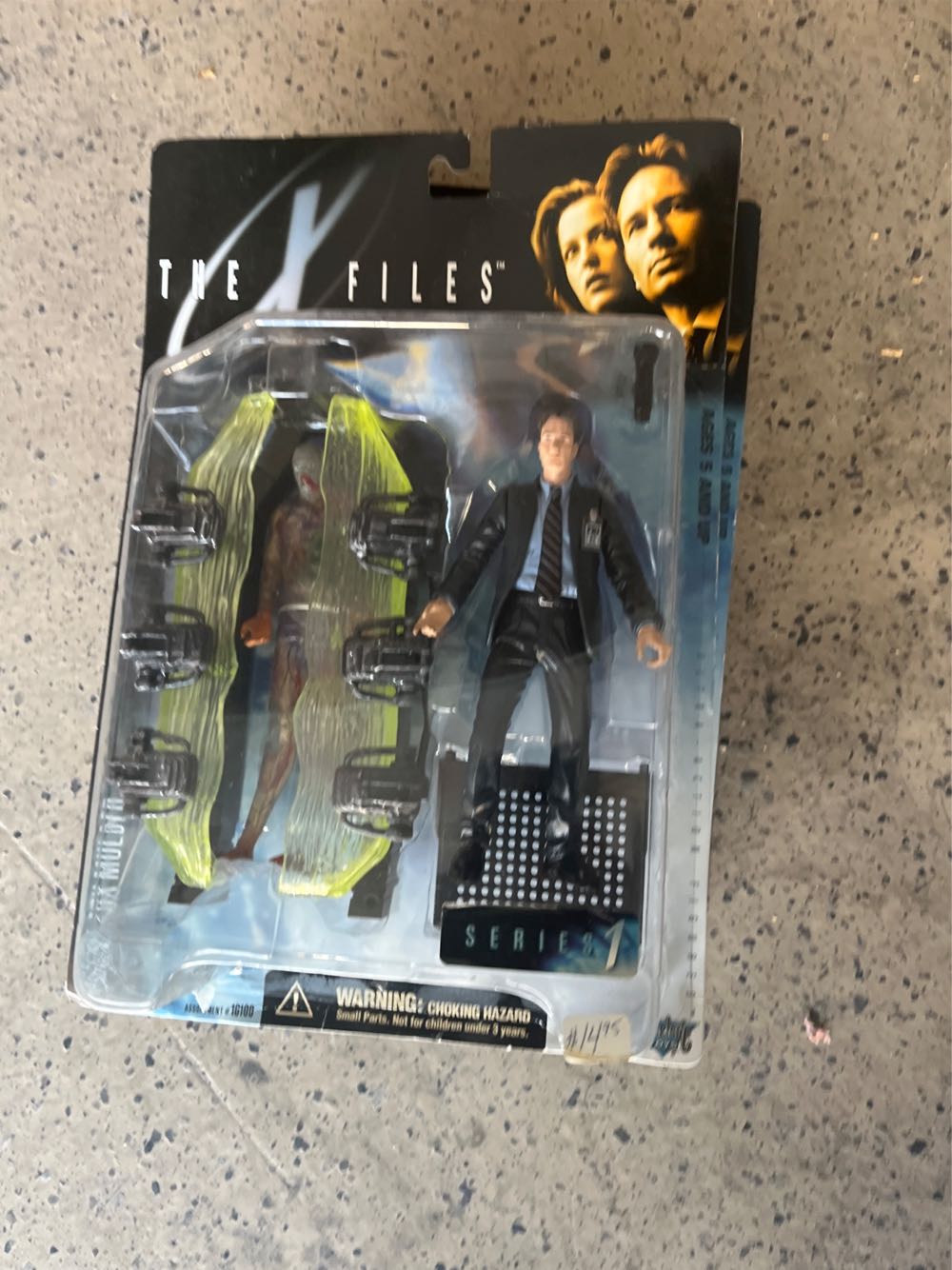The X-files Series 1 Fox Mulder Action Figure W Corpse  art collectible [Barcode 787926161014] - Main Image 3