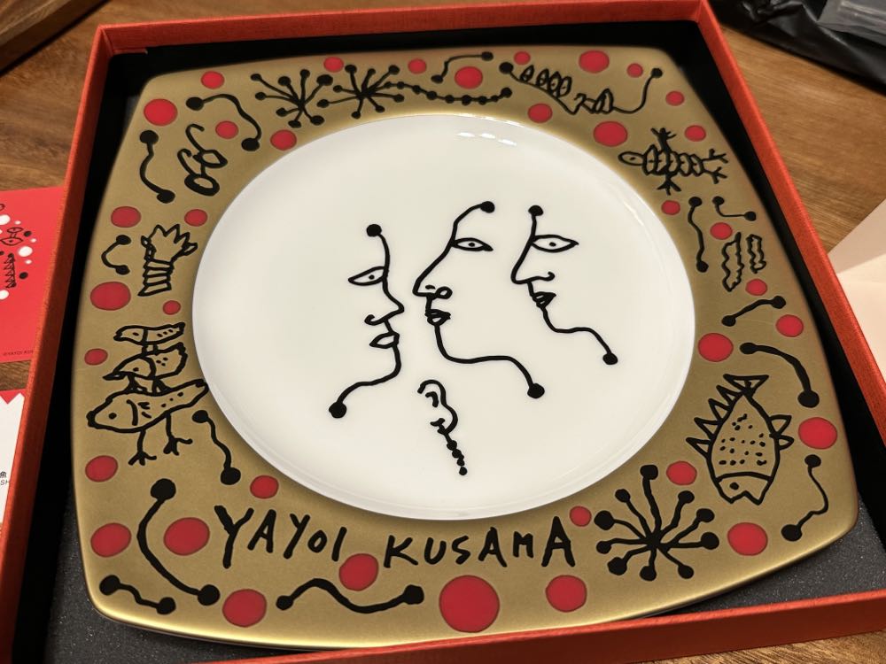 草間彌生　ディナープレート『魚』2013年【500枚限定】Yayoi Kusama - Yayoi Kusama art collectible - Main Image 2