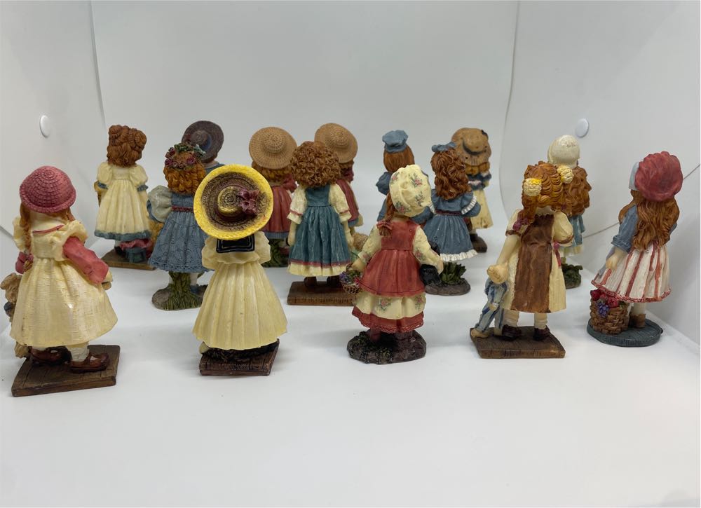 Nanu Collection 15 Dolls   art collectible - Main Image 3