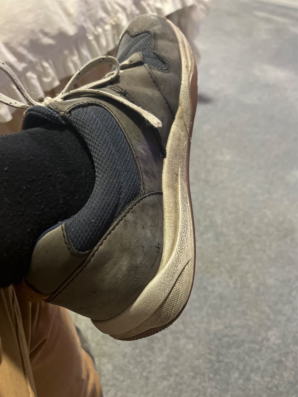 Meissen, Johann Joachim Kaendler: Meise auf Stamm