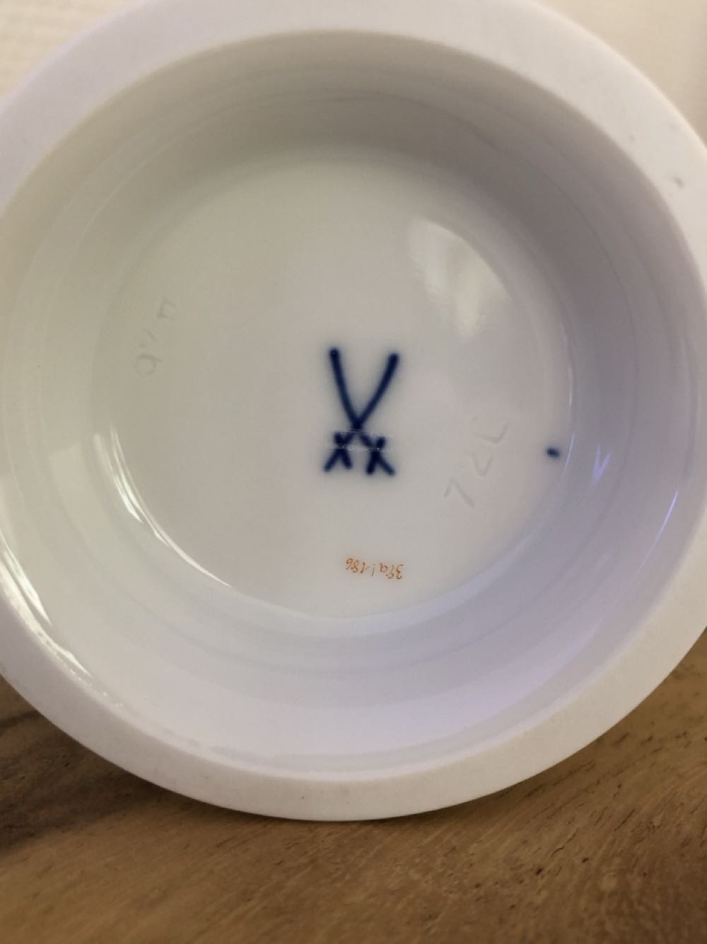 Meissen, Tatzenvase gelbe Blumen  art collectible - Main Image 2