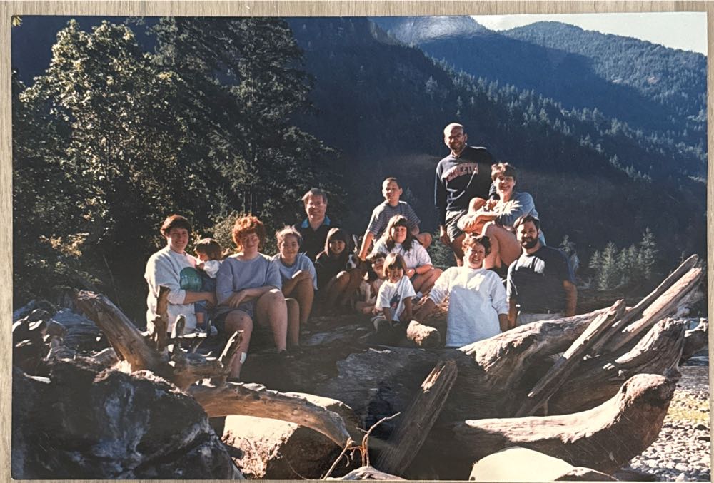 Department 56 ’the Horse And Hounds Pub’ 56.58340 Dickens’ Village Ceramic Tabletop Sculpture