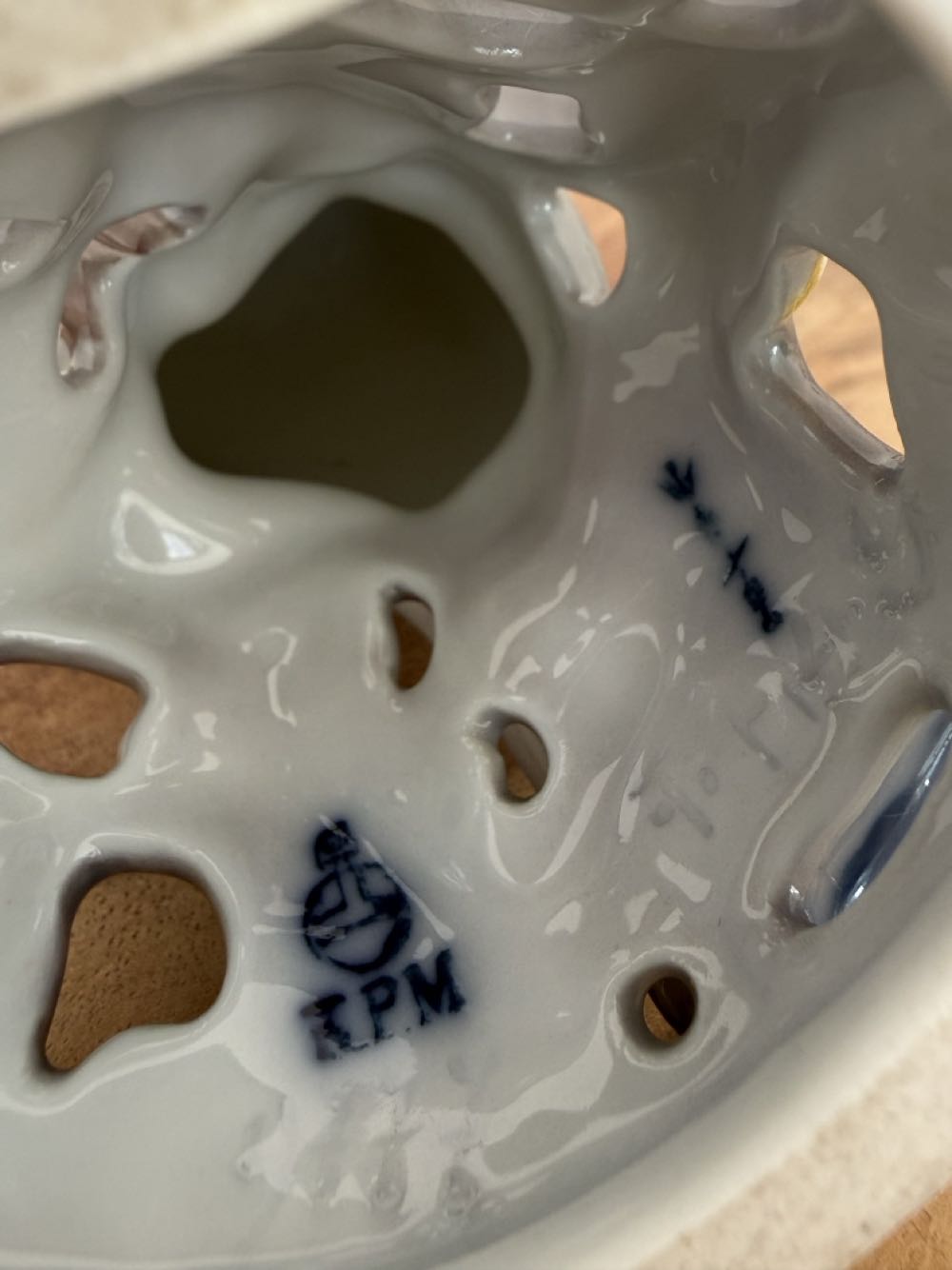 KPM Berlin, Wilhelm Karl Robra: Fressender Papagei auf Mimosen - Wilhelm Karl Robra art collectible - Main Image 3